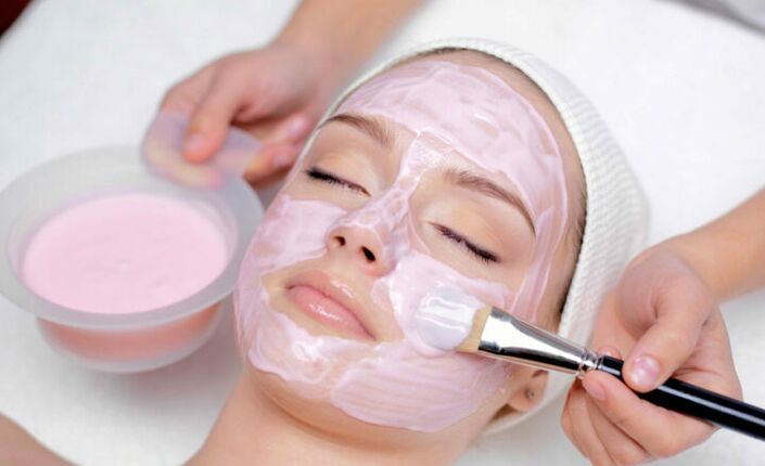 Menerapkan masker wajah peremajaan kosmetik